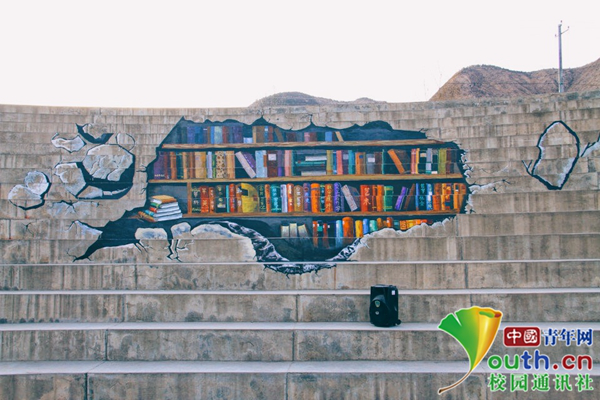 大学生3D涂鸦将台阶变身图书馆，逼真效果让学生不忍踩踏